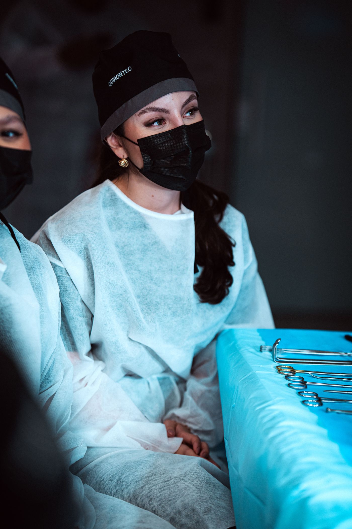 Aluna paramentada executando aplicação injetável em paciente modelo na experiência Face Arte